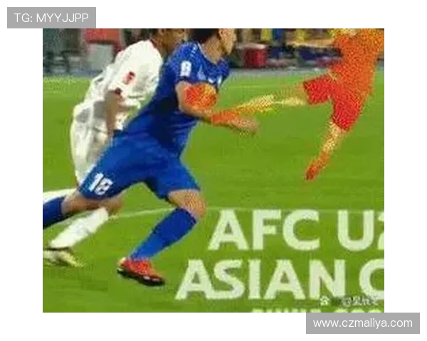 中国男足87分钟点球绝平，争议判罚引热议